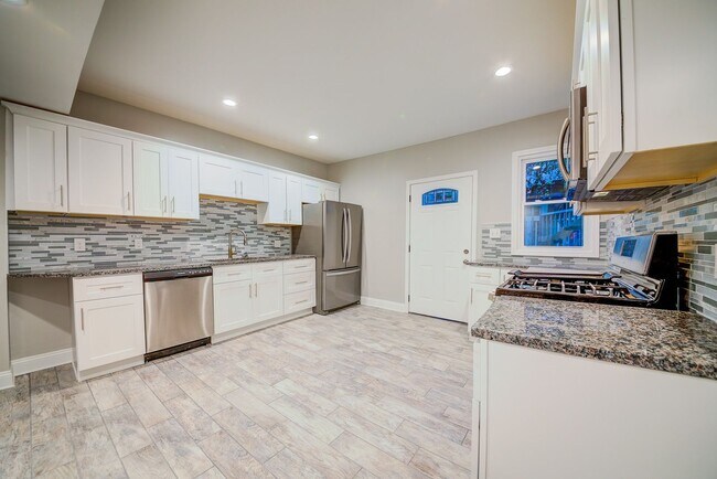 Building Photo - Beautiful 3 bedroom home in Mt. Washington available September 1!
