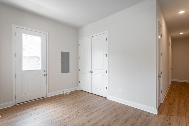 Building Photo - 2017 S Lyerly St