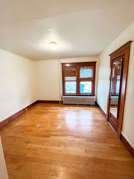 Building Photo - 208 King St