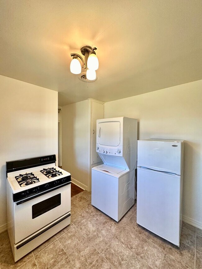 Building Photo - If You’ve Been Looking for Cozy, This Might Be It | 2/1 Pre-Leasing For 8/1