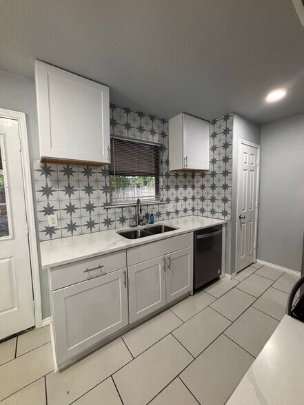 Building Photo - 1212 N Creek Dr