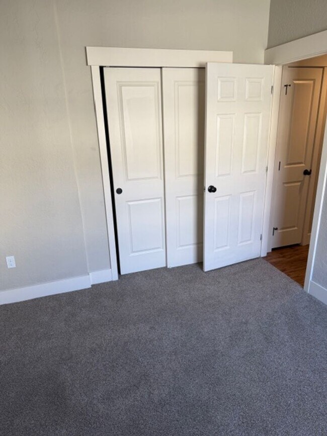 Building Photo - 5 bed/ 4 Bath Townhome in Cheney