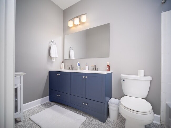 Building Photo - "Charming 3-Bedroom Condo with Cozy Fireplace - 1404 Sq Ft of Comfort in Prime NC Location!"