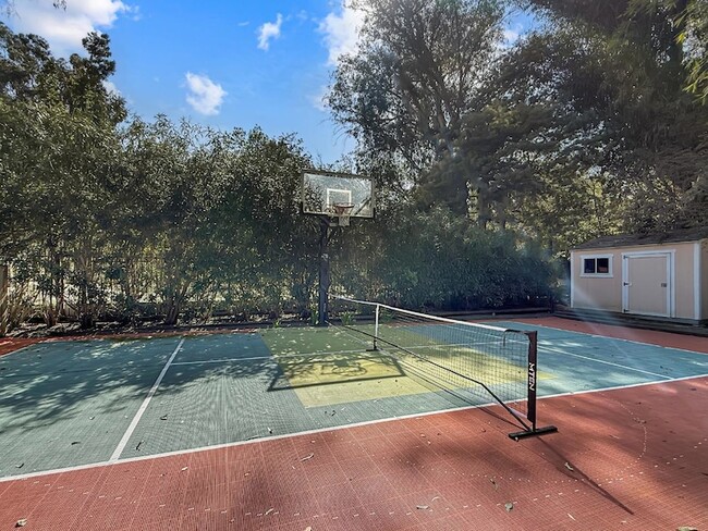 Building Photo - 1526 Hillview Dr