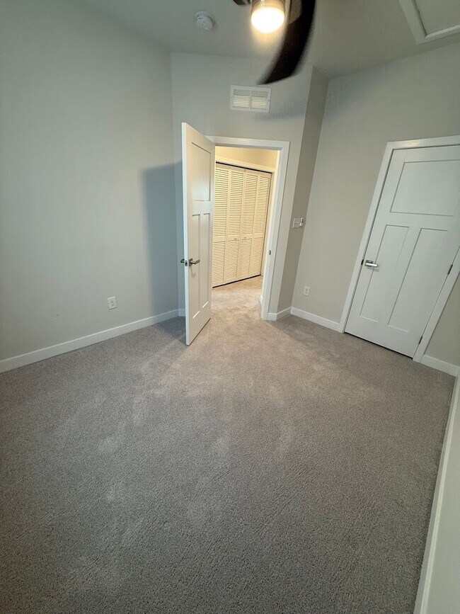 Building Photo - 3 Bedroom Townhouse - City Living with a G...