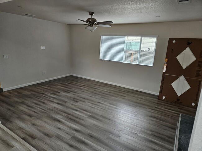 Building Photo - Large 3 bedroom 2 bath