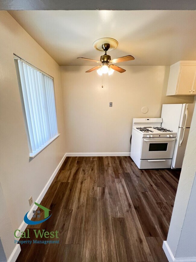 Building Photo - $1995 - Cozy 1/1 located near the Rose Garden