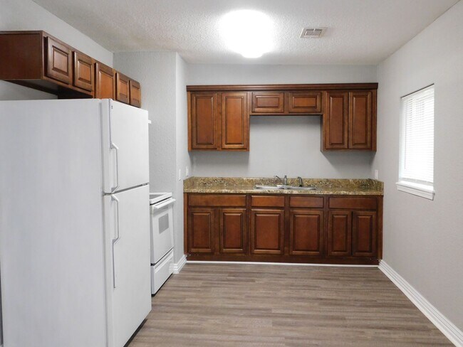 Building Photo - Newly Remodeled 2 Bedroom House for Rent Near UAFS
