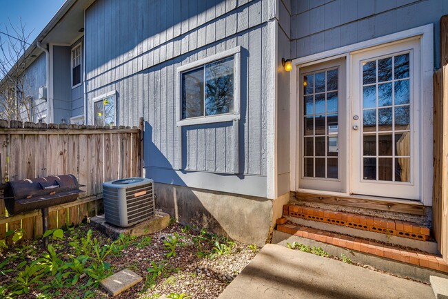 Building Photo - Broken Spoke - SOLA Townhome - 2BD - 1BA -...