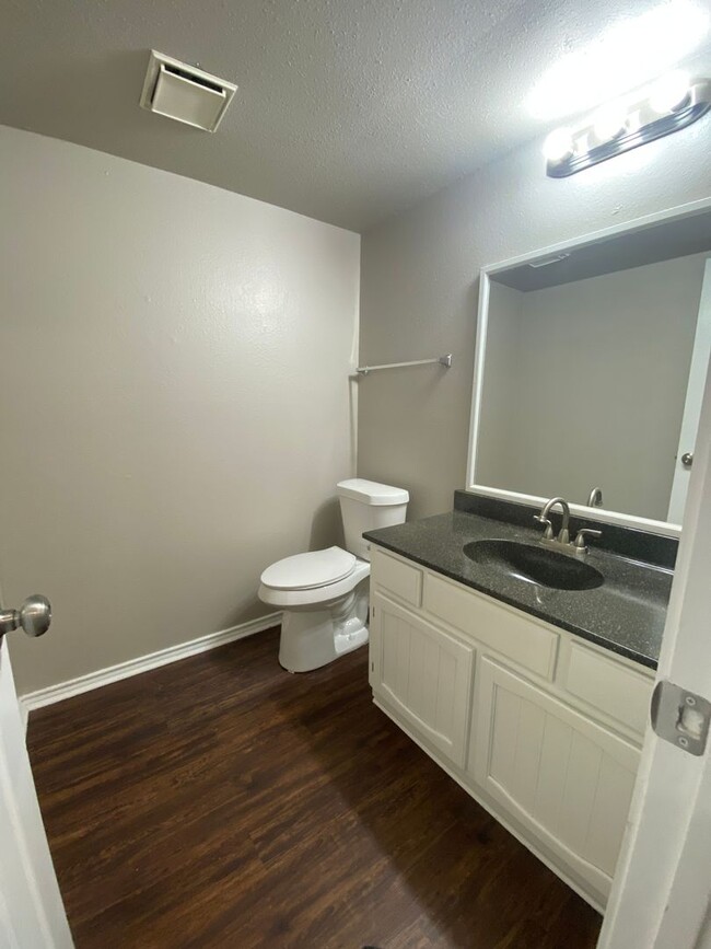 Building Photo - 2 Bedroom 1.5 Bathroom Townhouse