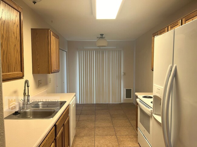 Building Photo - 3 bed 2 bath, garage, fenced yard, washer/...