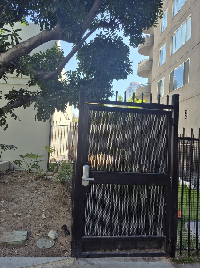 Building Photo - 600 W 9th St