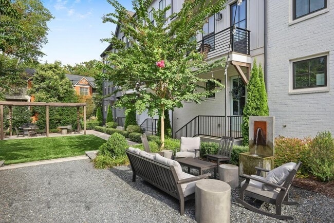 Building Photo - 121 Chestnut Cir