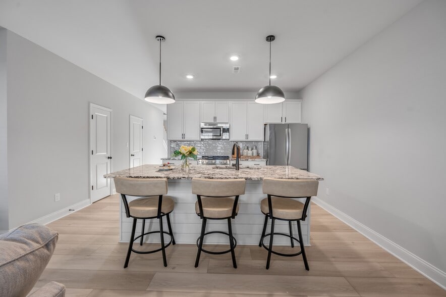 Building Photo - Bellingham Park Townhomes - IMMEDIATE MOVE IN