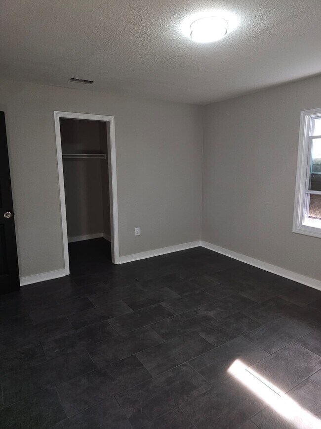 Building Photo - 2724 Henley Dr