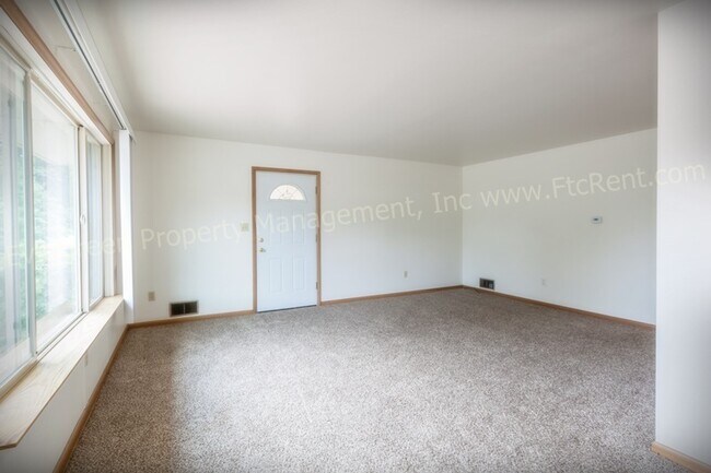 Building Photo - 1004/1006 Cragmore Dr.