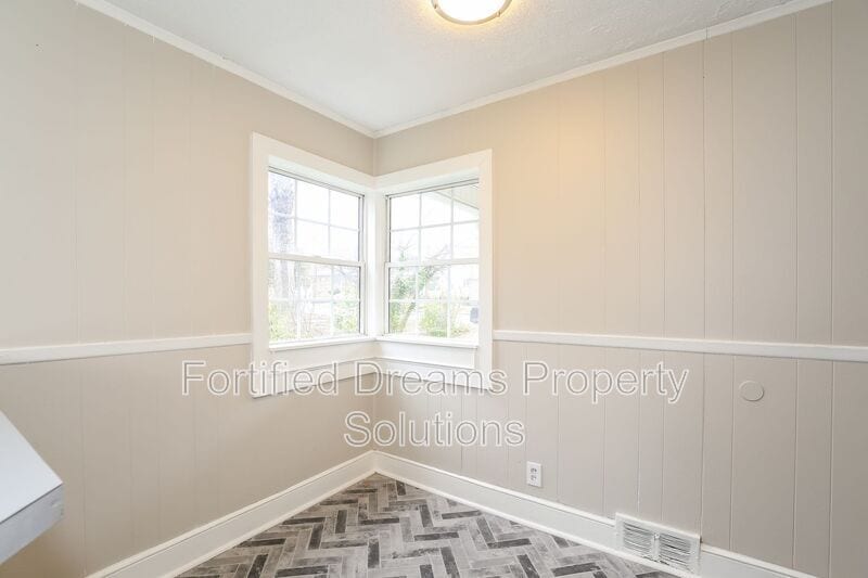 Building Photo - 805 W Twenty-Fifth St