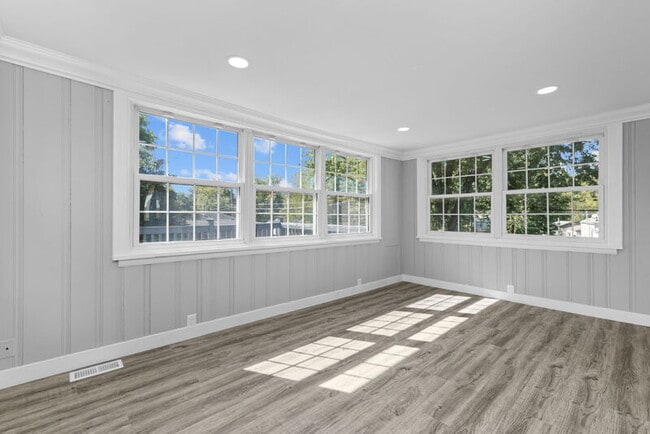 Building Photo - 1122 Roxton Dr