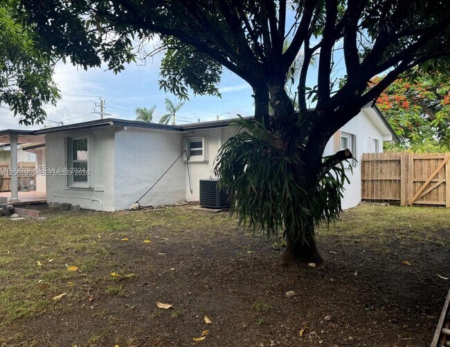 Building Photo - 17630 SW 112th Ave