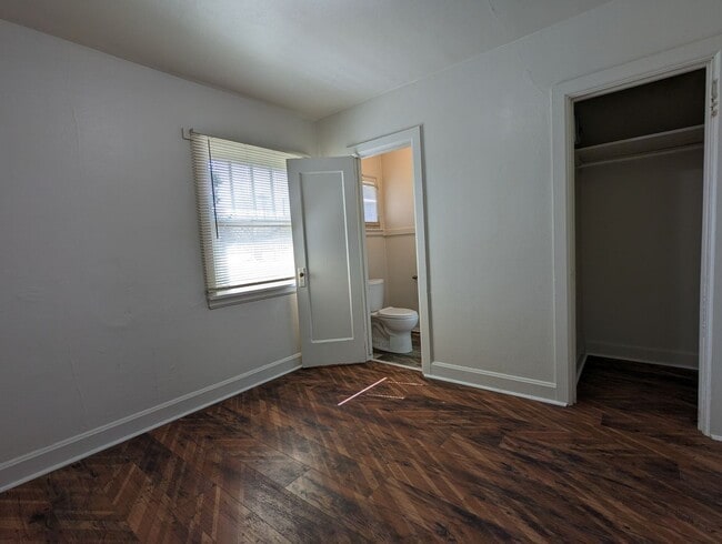 Building Photo - Great 1 bed/1 bath apartment with solid surface flooring!