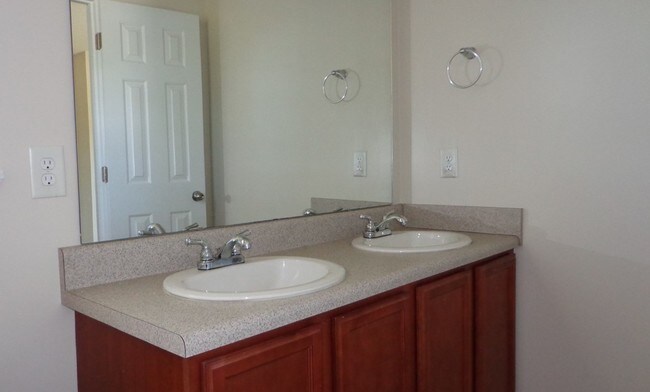 Building Photo - 121 Starkys Creek Ct