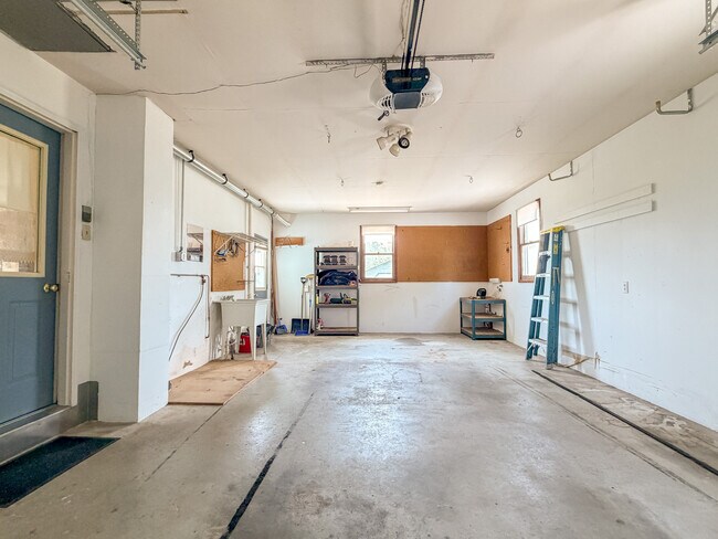 Building Photo - 213 Hahnstown Rd