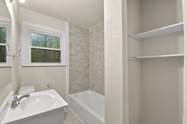 Building Photo - 1033 Cimarron St