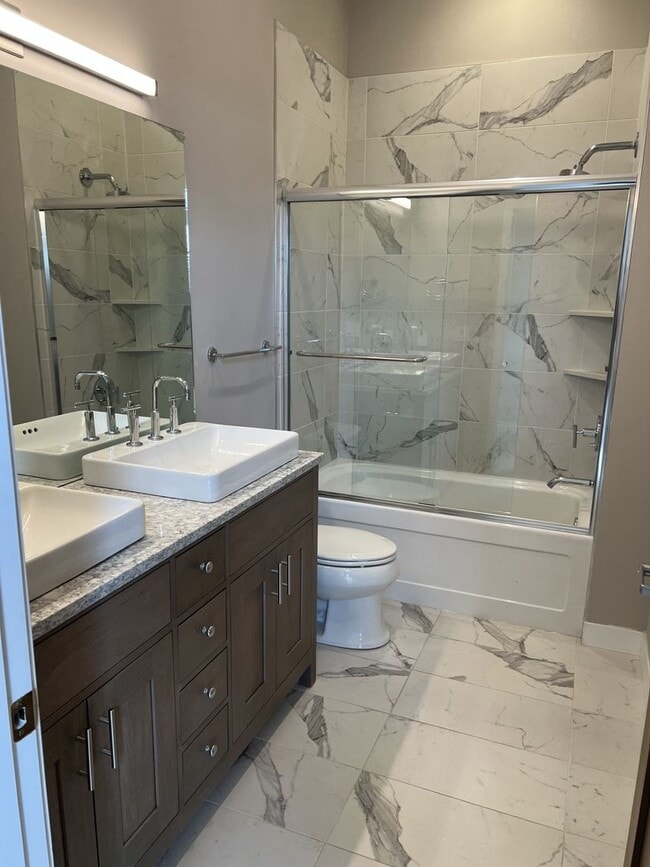 Building Photo - Gorgeous 2 Bedroom Penthouse