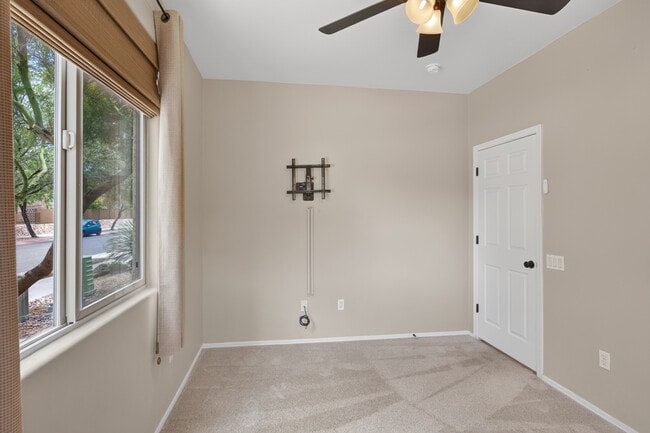 Building Photo - 6028 S Meadow Breeze Dr