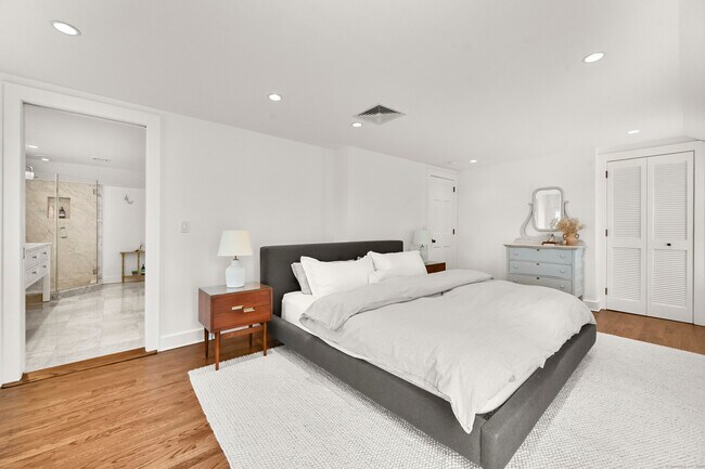 Building Photo - 104 Roton Ave