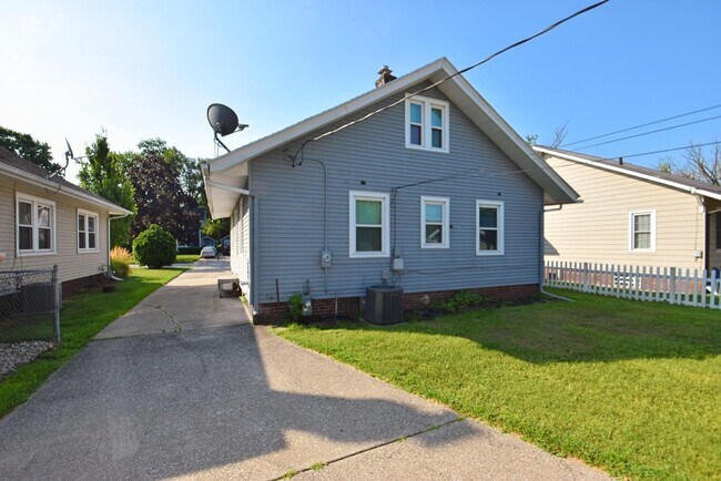 Building Photo - Sunnymeade home in South Bend IN, 3 bedroom 1 bath