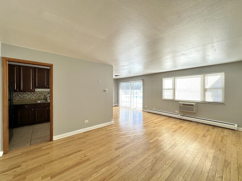 Building Photo - 1004 S River Rd