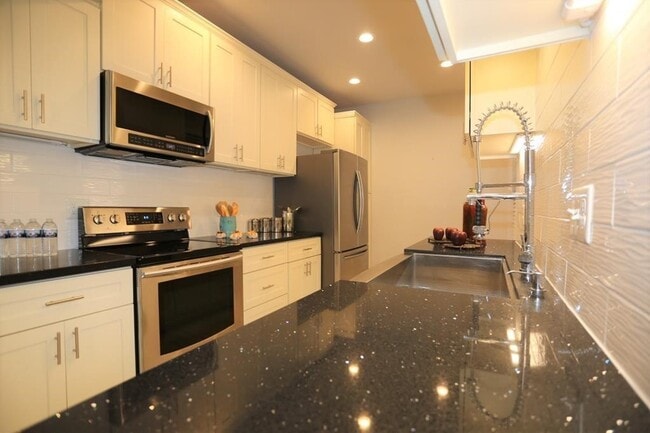 Building Photo - 2255 Braeswood Park Dr