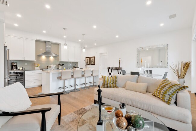 Building Photo - 8 Boulevard W