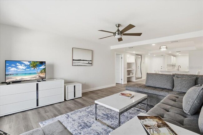 Building Photo - 7300 Sun Island Dr S