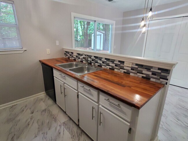 Building Photo - Cute 3 bedroom, 2 bath home located off of...