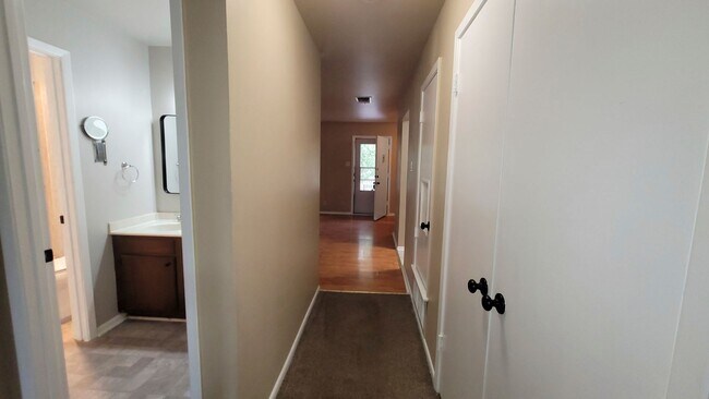 Building Photo - 8702 Village Dr