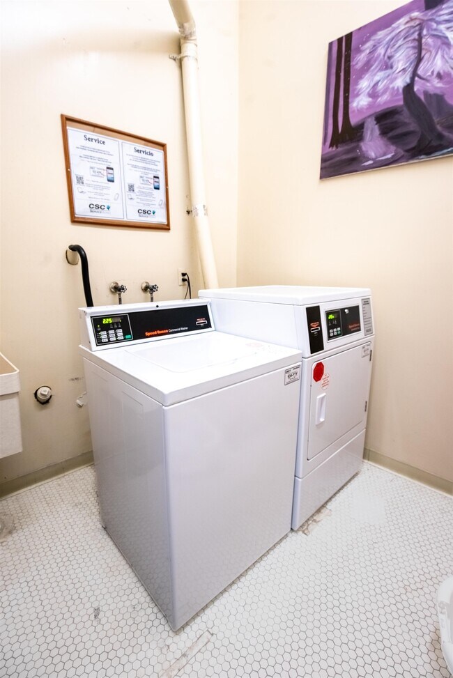 Building Photo - 154 Ogden Ave.