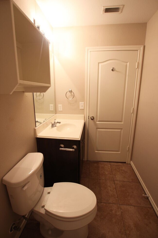 Building Photo - 2 Bed 1.5 Bath Townhome in Lindale!