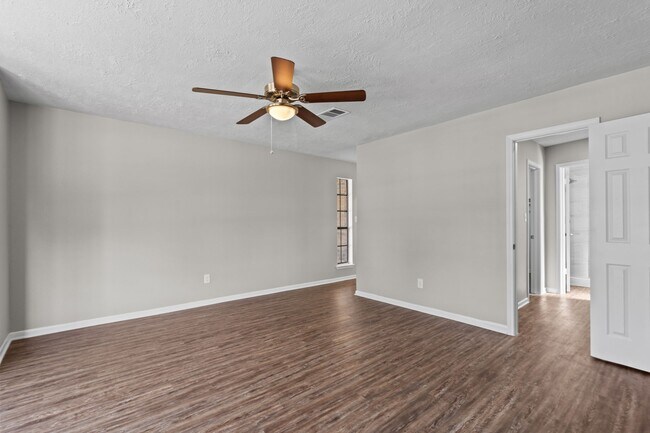Building Photo - 502 7th St
