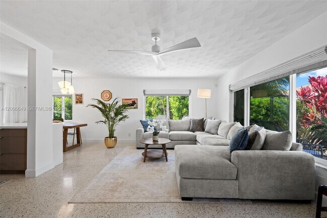 Building Photo - 930 N 11th Ct