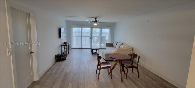 Building Photo - 3040 Lake Shore Dr