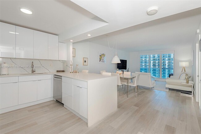 Building Photo - 2301 Collins Ave