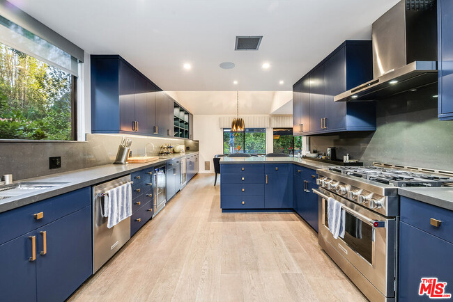 Building Photo - 4635 Clybourn Ave