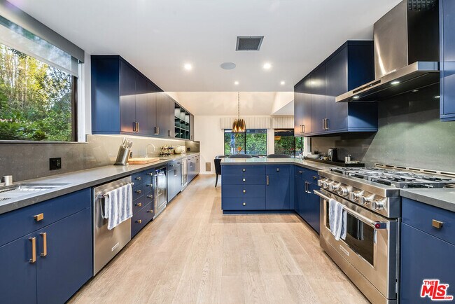 Building Photo - 4635 N Clybourn Ave