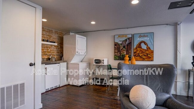 Building Photo - 20 Freedom Blvd 200 W