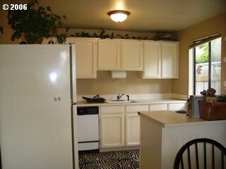 Building Photo - 3 Bed, 1 Bath Duplex in Lake Oswego