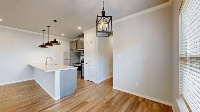 Building Photo - 305 Poplar St