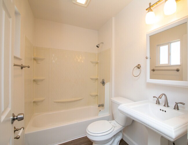 Building Photo - ALF OFF One Month’s Rent! Updated 3BR Home with Garage & Yard – Prime Sacramento Location