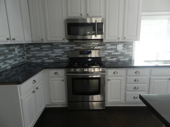Building Photo - WONDERFUL SINGLE STORY HOUSE WITH LARGE YARD, GREAT LOCATION!